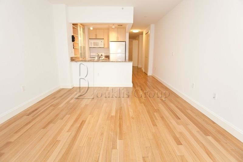 10 Hanover Square - Photo 0