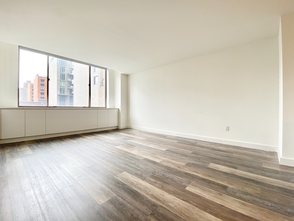 520 West 43rd Street - Photo 1