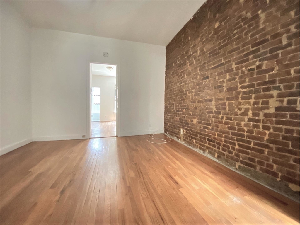 1515 Lexington Ave - Photo 2