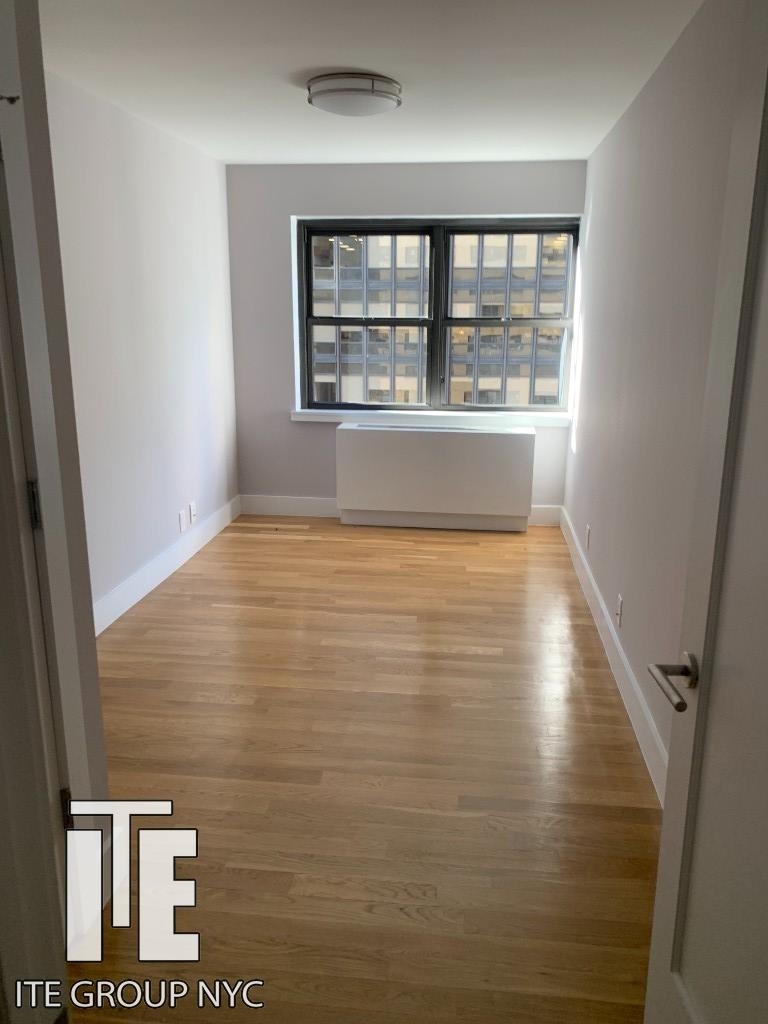 East 47th Street - Photo 6