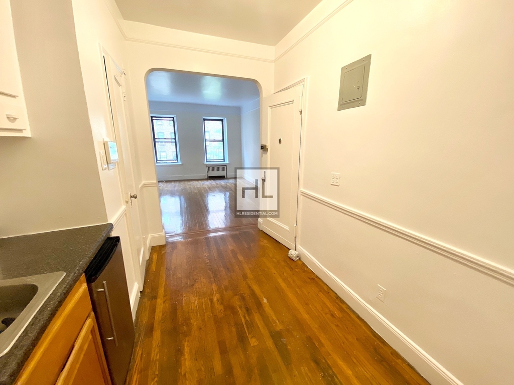 338 East 53 Street - Photo 7