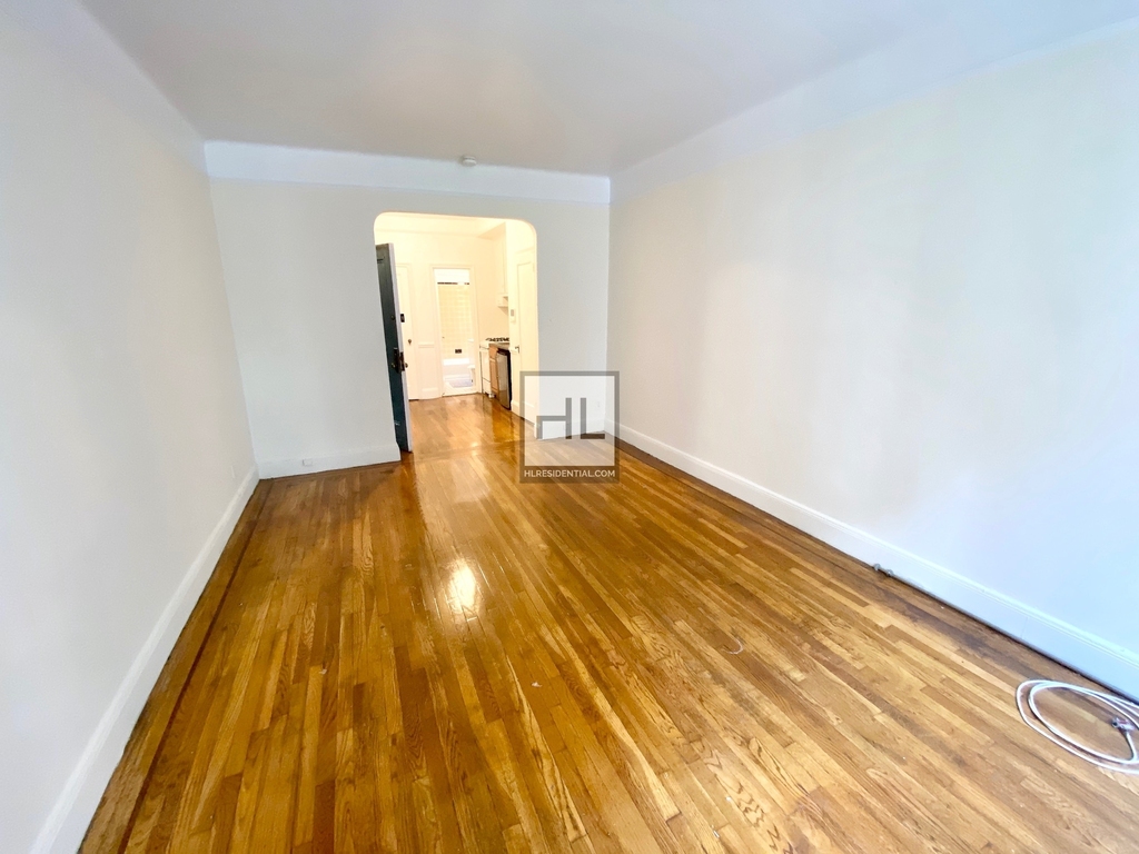 338 East 53 Street - Photo 4