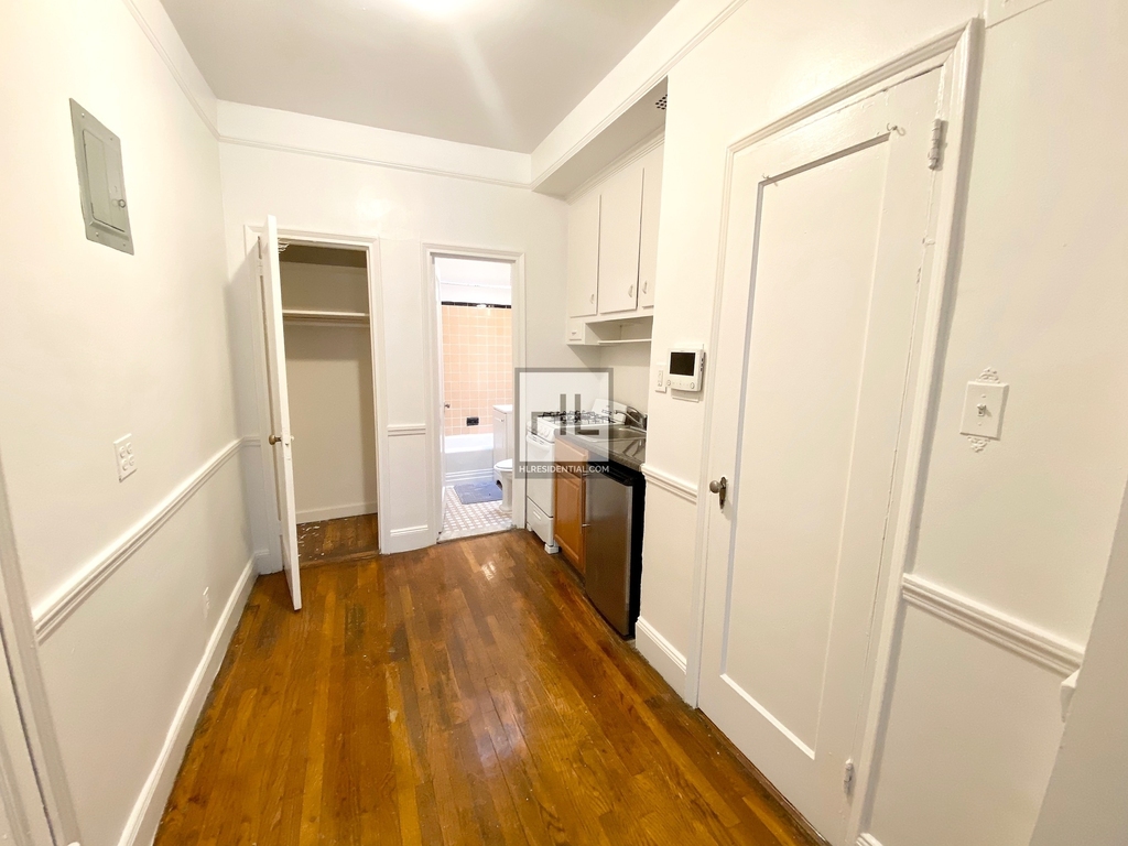 338 East 53 Street - Photo 1