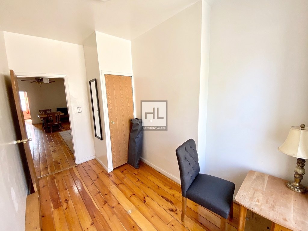 345 Tompkins Avenue - Photo 3