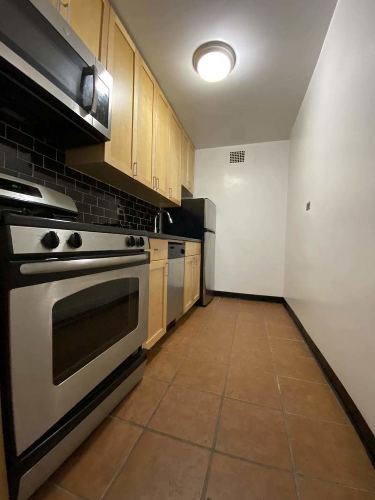 245 East 19th Street - Photo 5