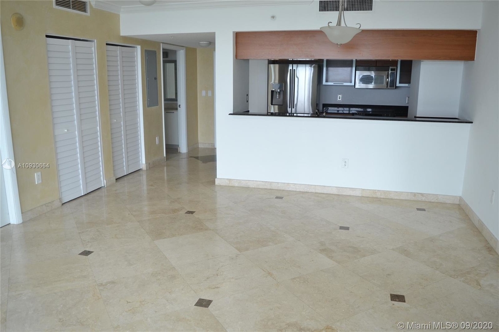 1800 N Bayshore Dr - Photo 3