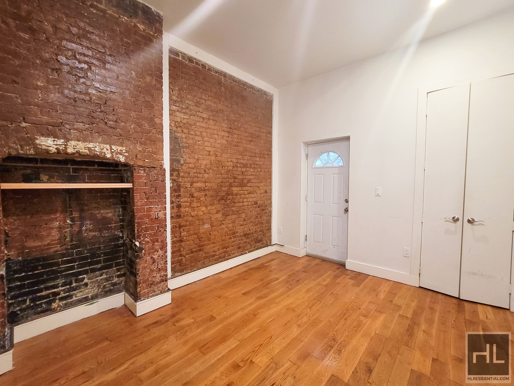 332 Hart Street - Photo 2