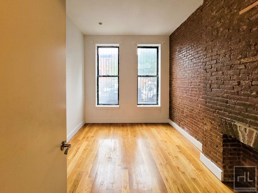 332 Hart Street - Photo 3