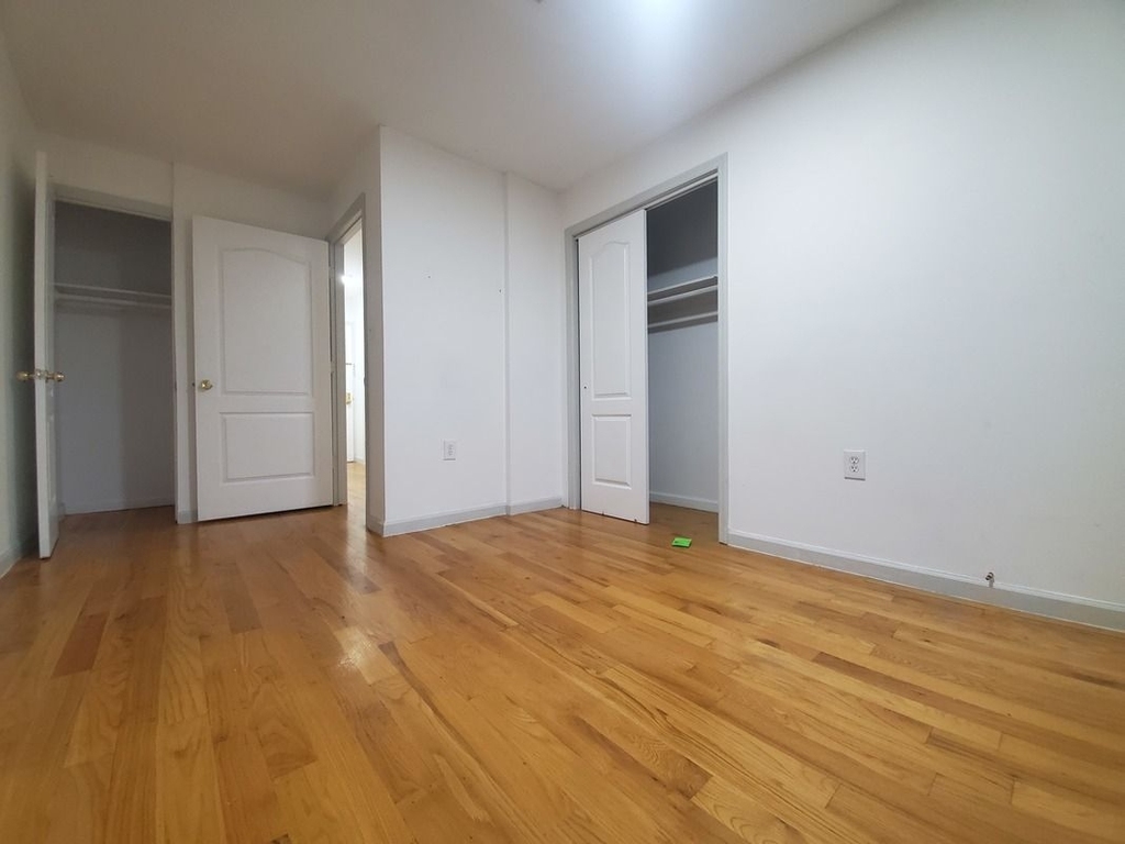 Amazing Price Balcony Close to G Train  - Photo 2