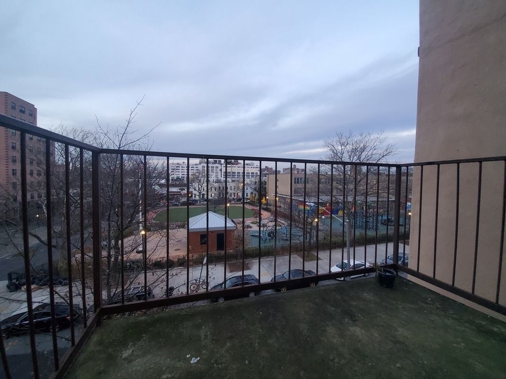 Amazing Price Balcony Close to G Train  - Photo 6