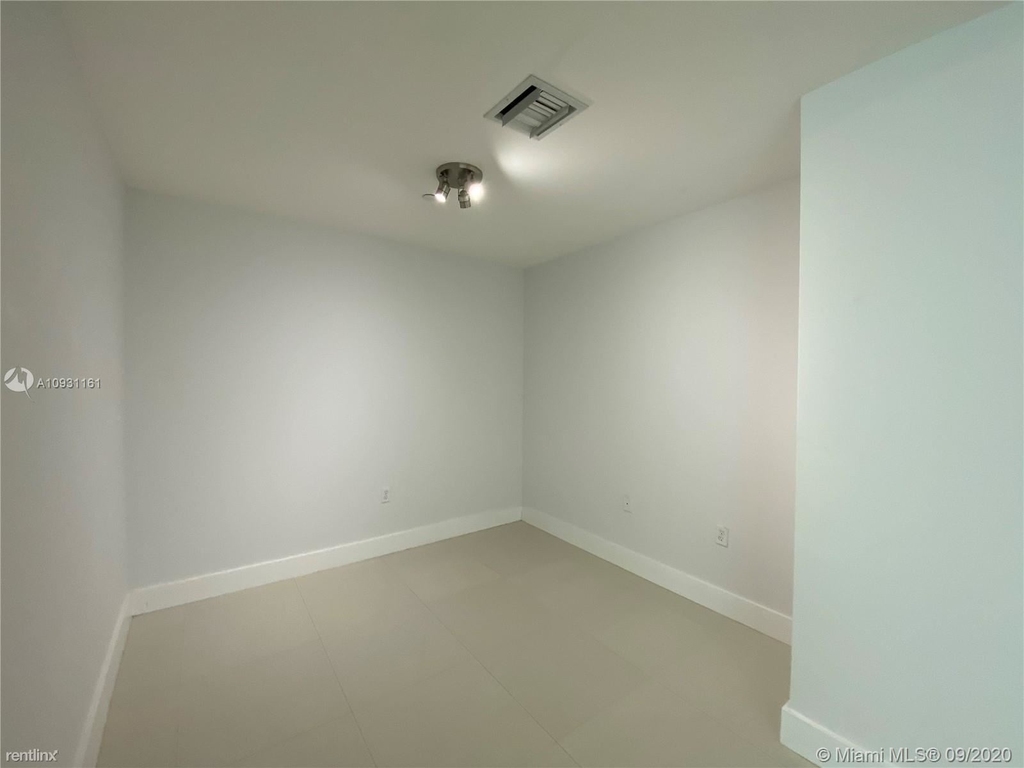 900 Biscayne Blvd Apt 3707 - Photo 8