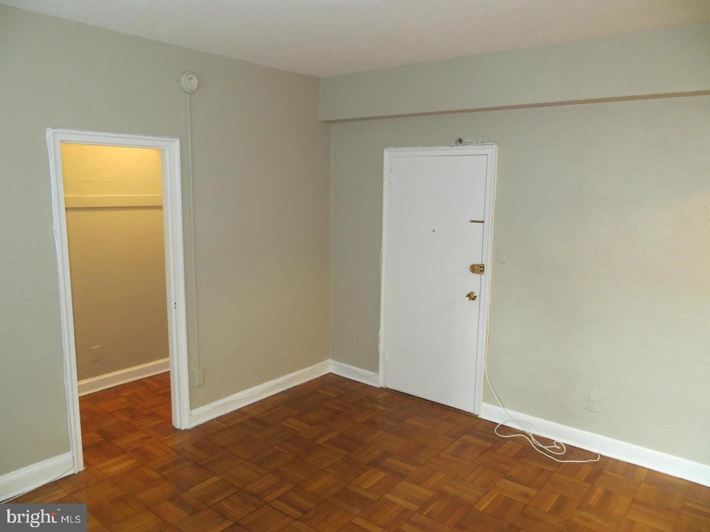 1010 25th Street Nw - Photo 2