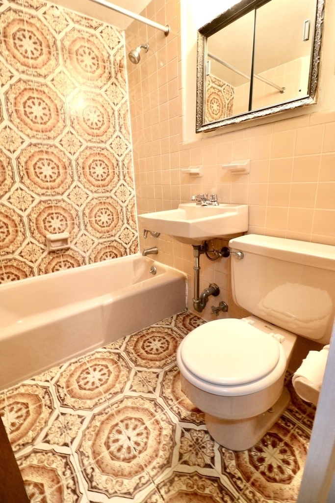 323 West 75th Street - Photo 3