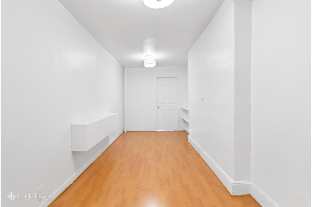 168 Elizabeth St - Photo 2