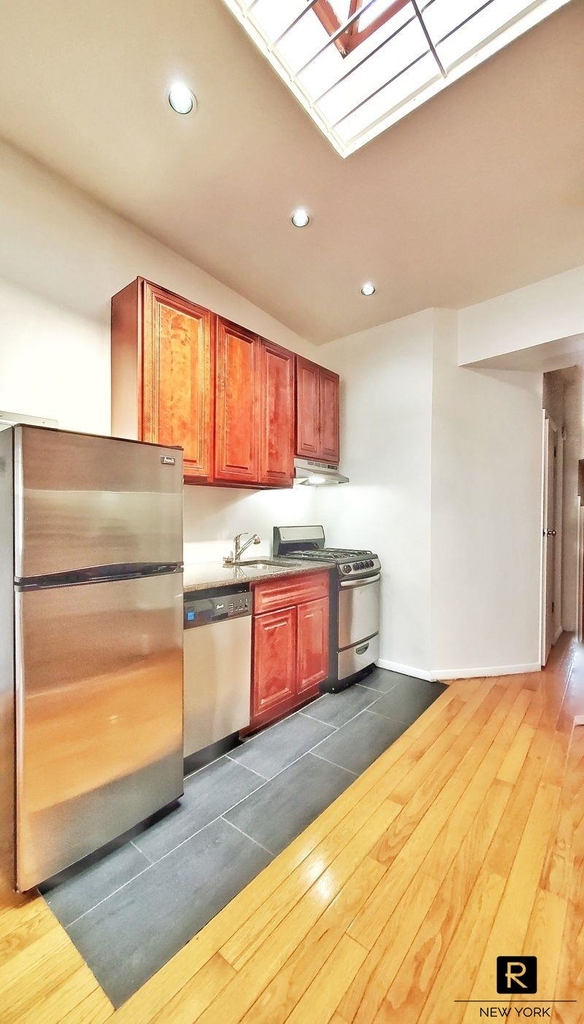 621 East 11th Street - Photo 3