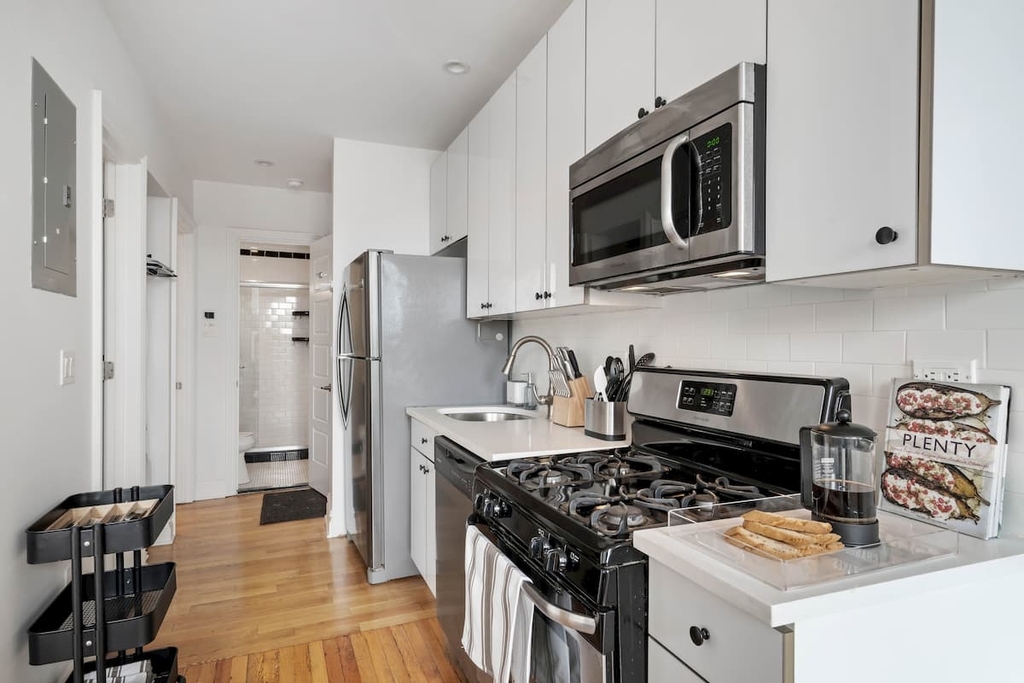 107 Greenpoint Avenue - Photo 1