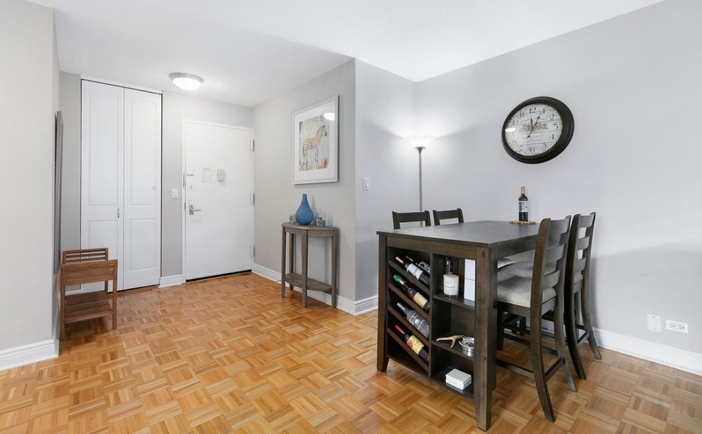 Bright one bedroom with indoor pool @3rd Av&29th  - Photo 4