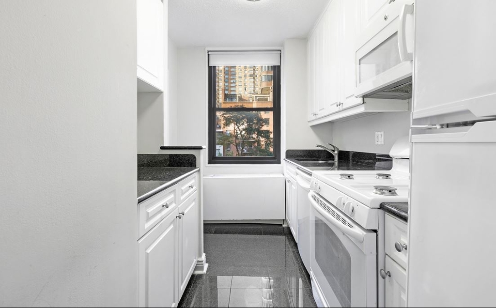 Bright one bedroom with indoor pool @3rd Av&29th  - Photo 6