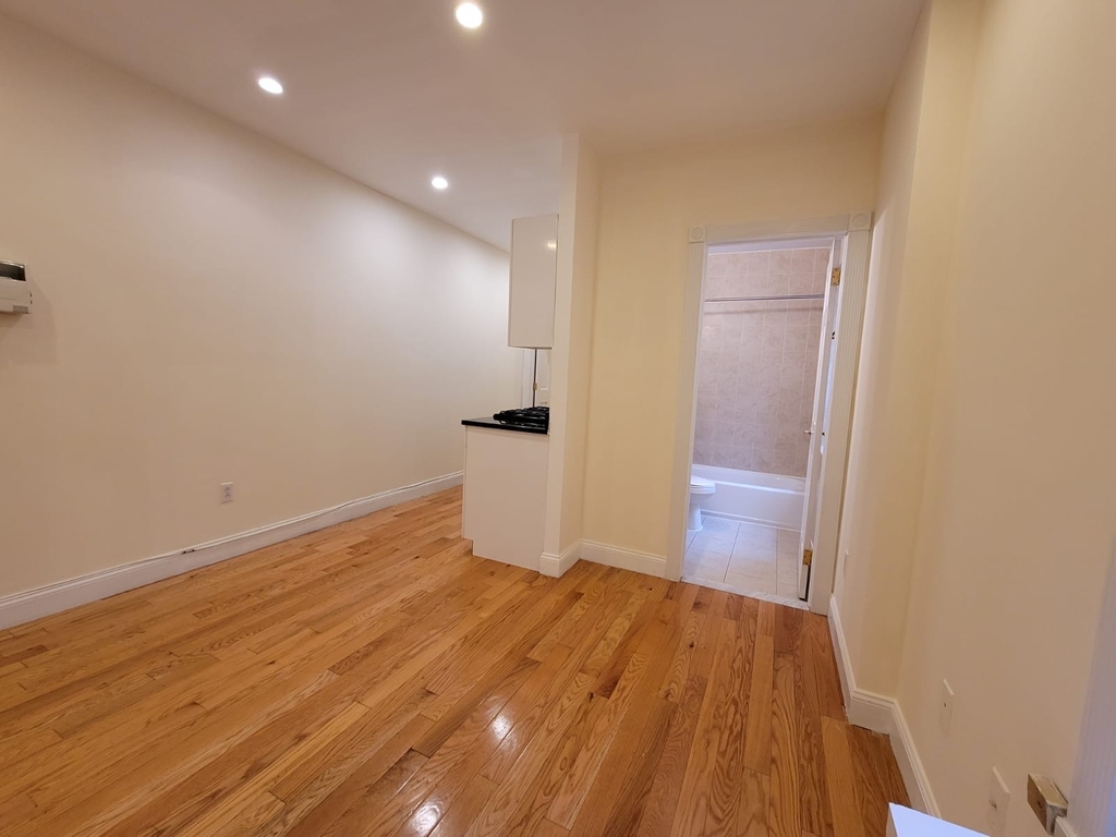 29 Cornelia St - Photo 2