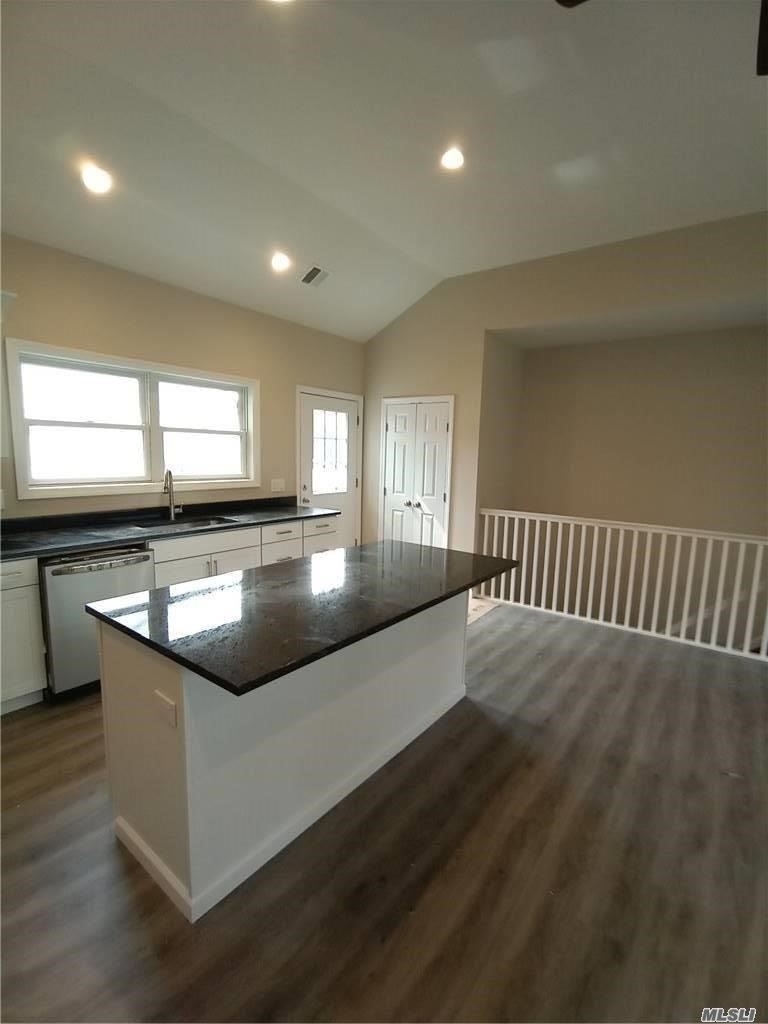 15 Islip Boulevard Boulevard - Photo 2