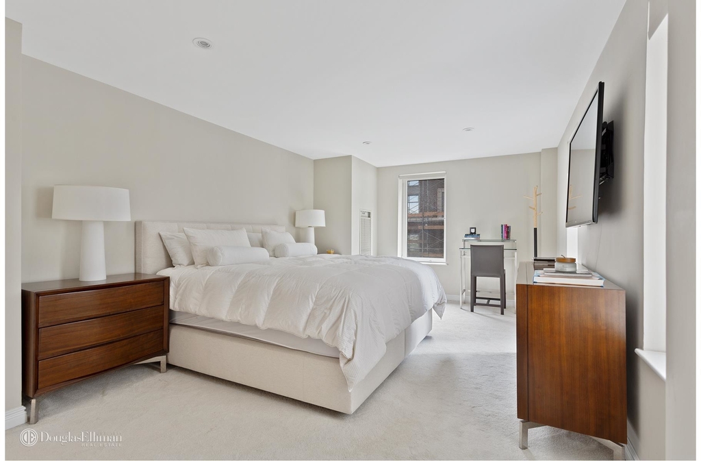 106 Central Park South - Photo 2