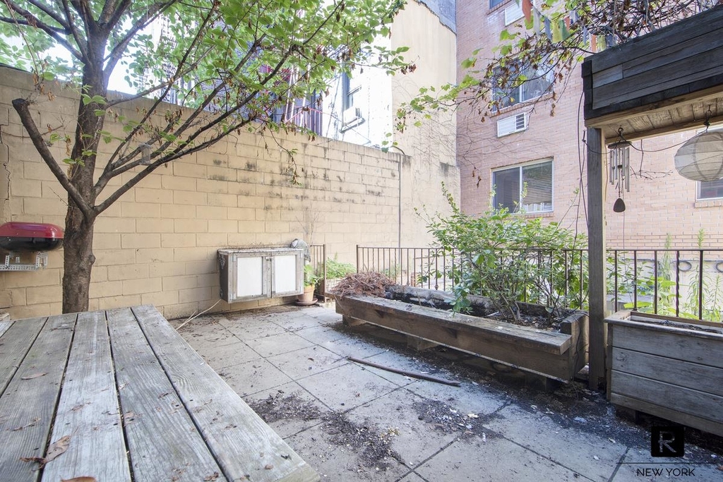 422 East 10th Street - Photo 0