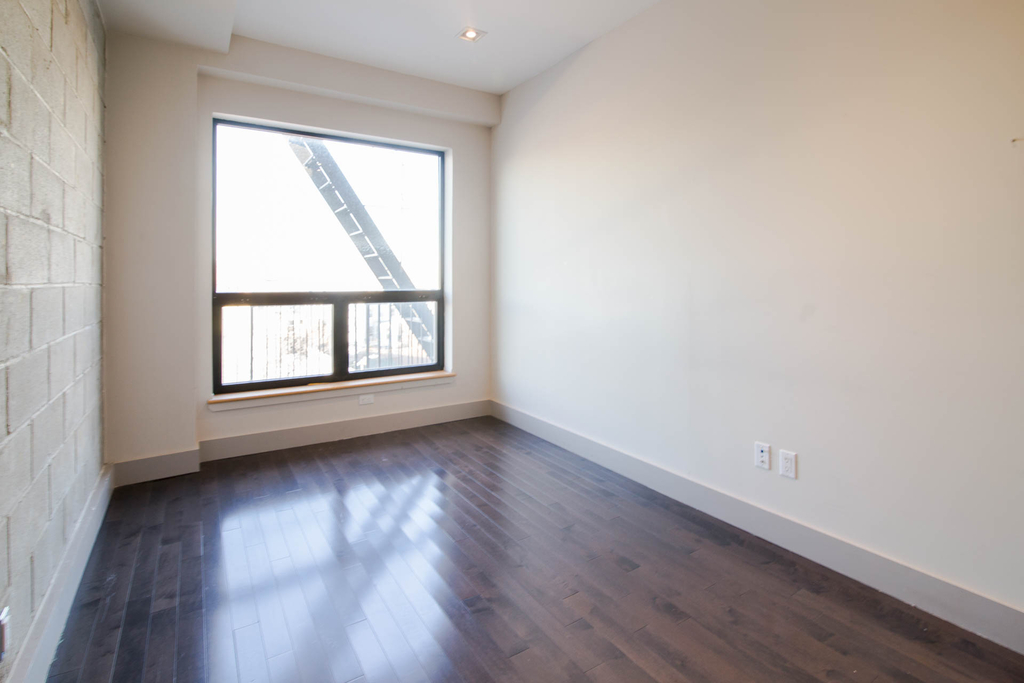 586 Grand Street - Photo 5