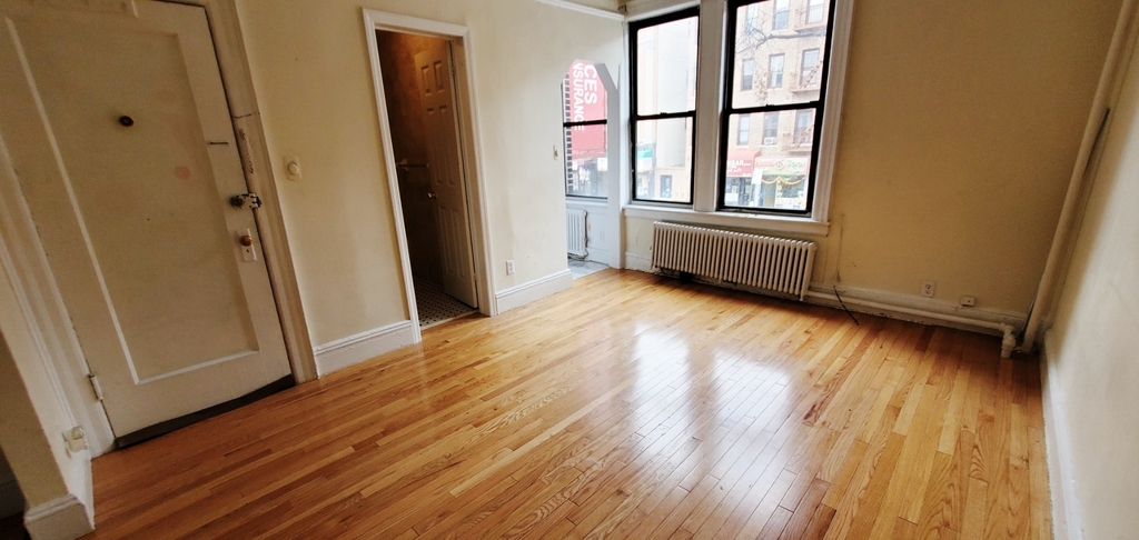 25-25 Steinway Street - Photo 1