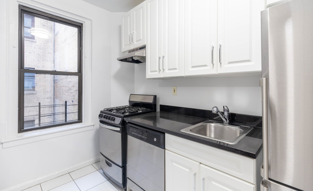 140 W 55th St #8C - Photo 3