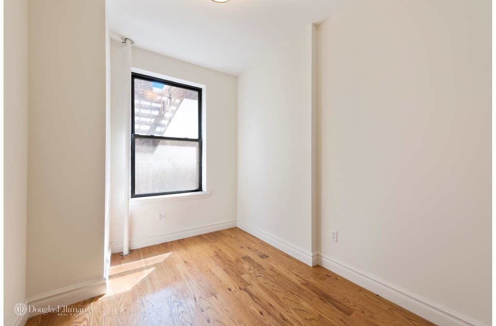 162 East 82nd St - Photo 3