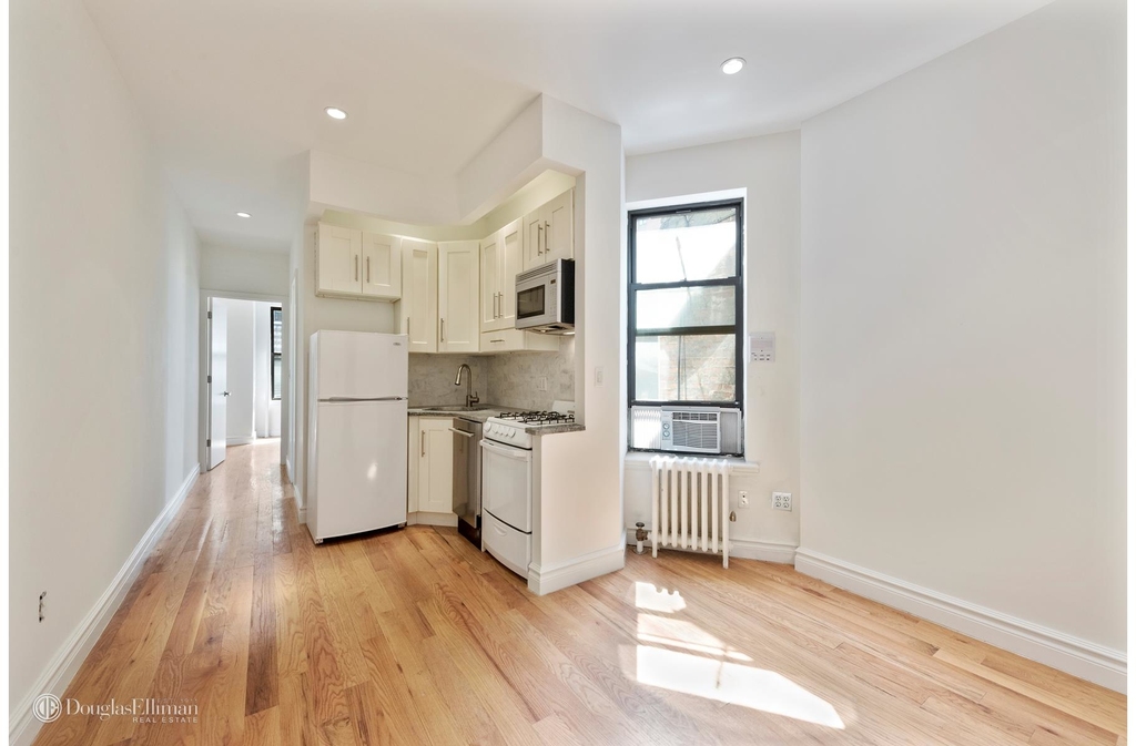 162 East 82nd St - Photo 1