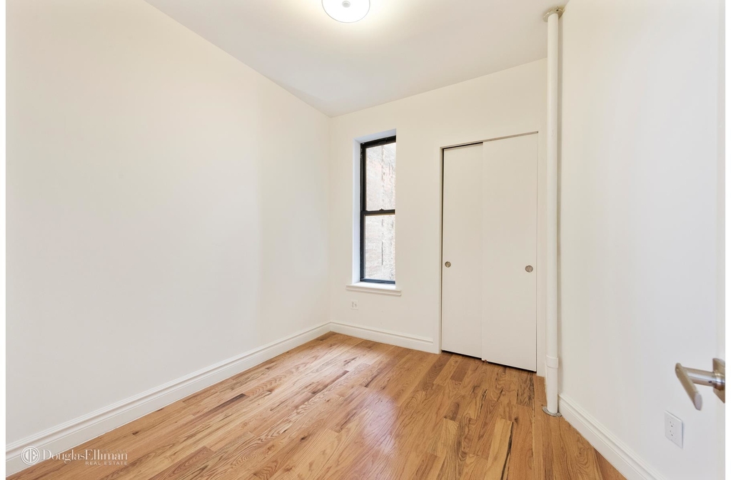 162 East 82nd St - Photo 2