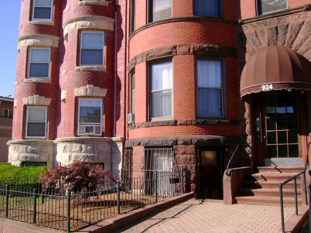 924 Beacon Street - Photo 3