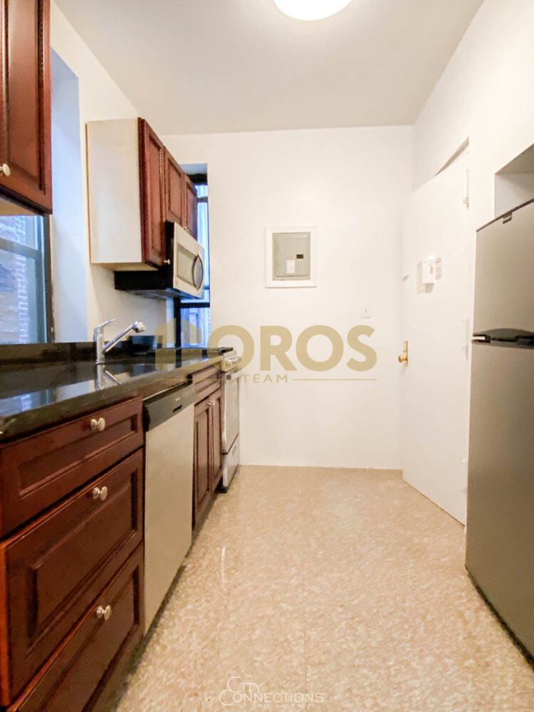 213 East 10th Street - Photo 3