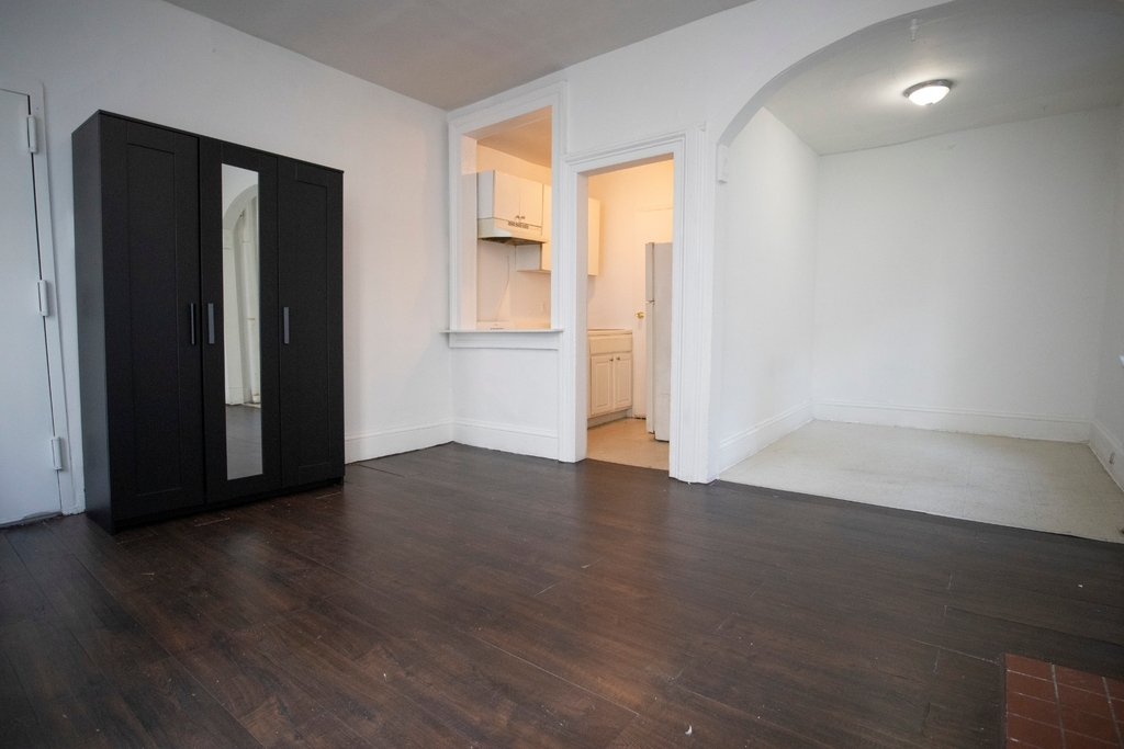 203 West 20th Street - Photo 1