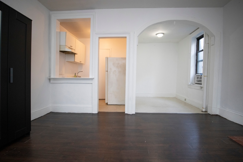 203 West 20th Street - Photo 2