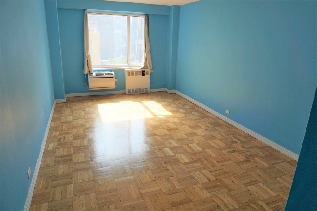 411 East 53rd Street - Photo 2