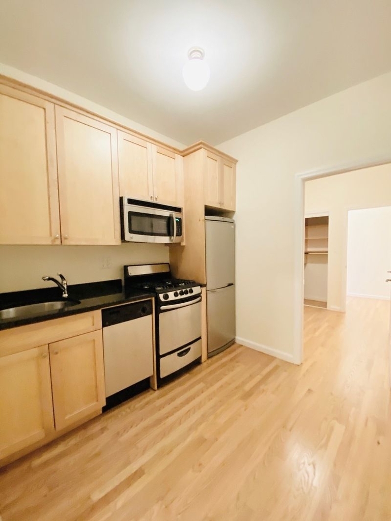 233 West 4th Street - Photo 5