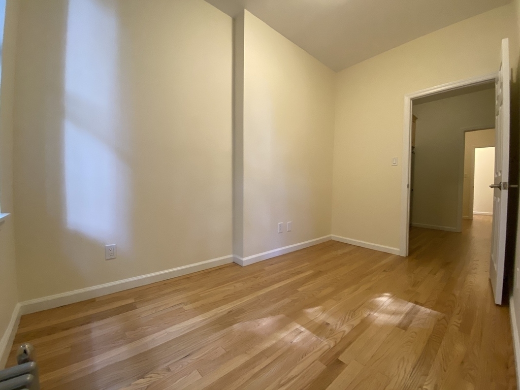 233 West 4th Street - Photo 4