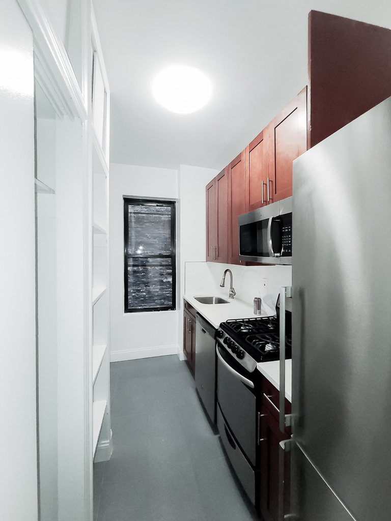 326 East 58th Street - Photo 3