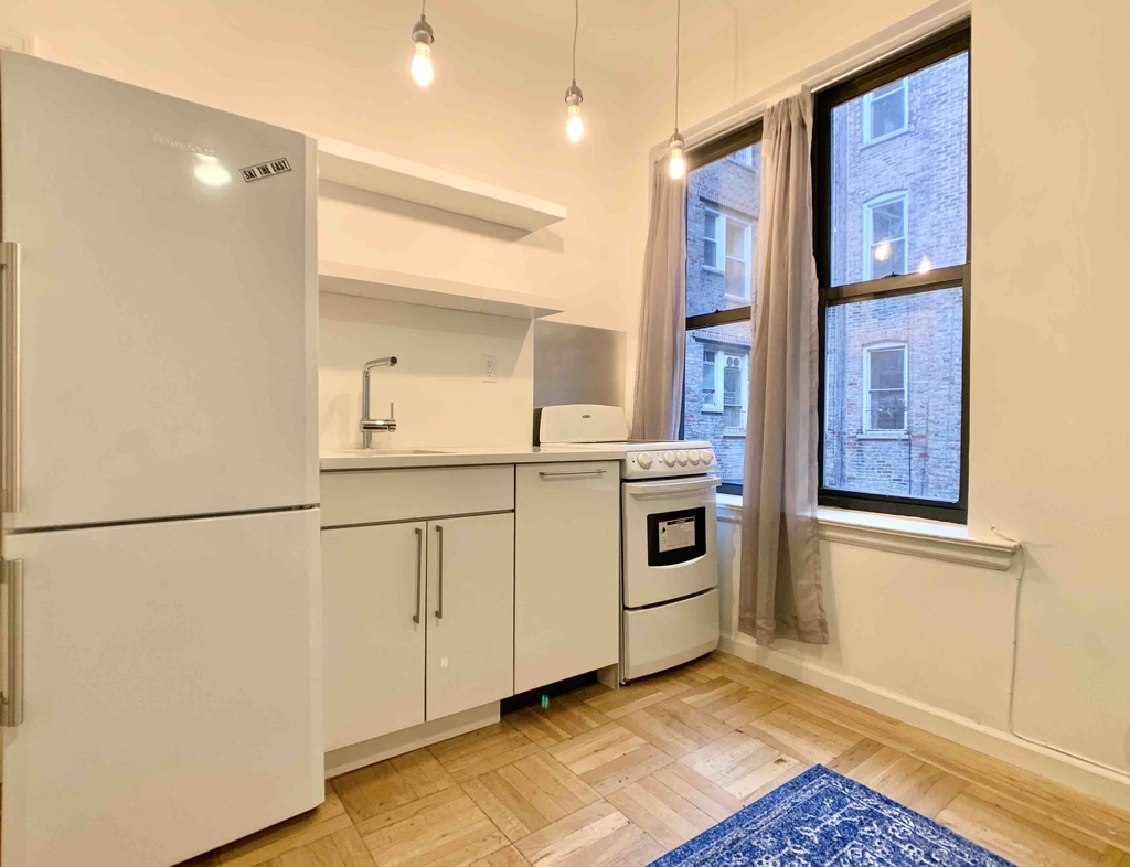 455 West 44th Street - Photo 5