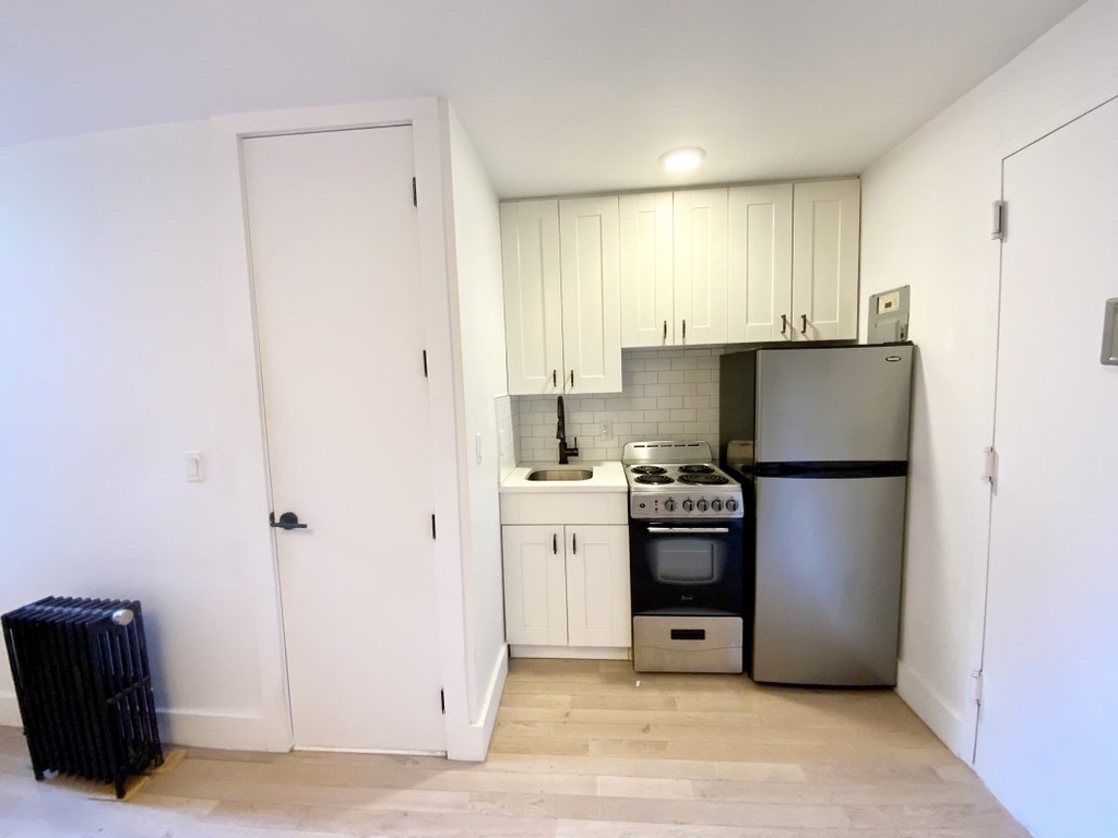 137 W 137th St - Photo 3