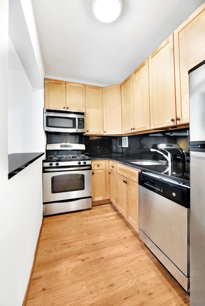 124 East 27th Street - Photo 2