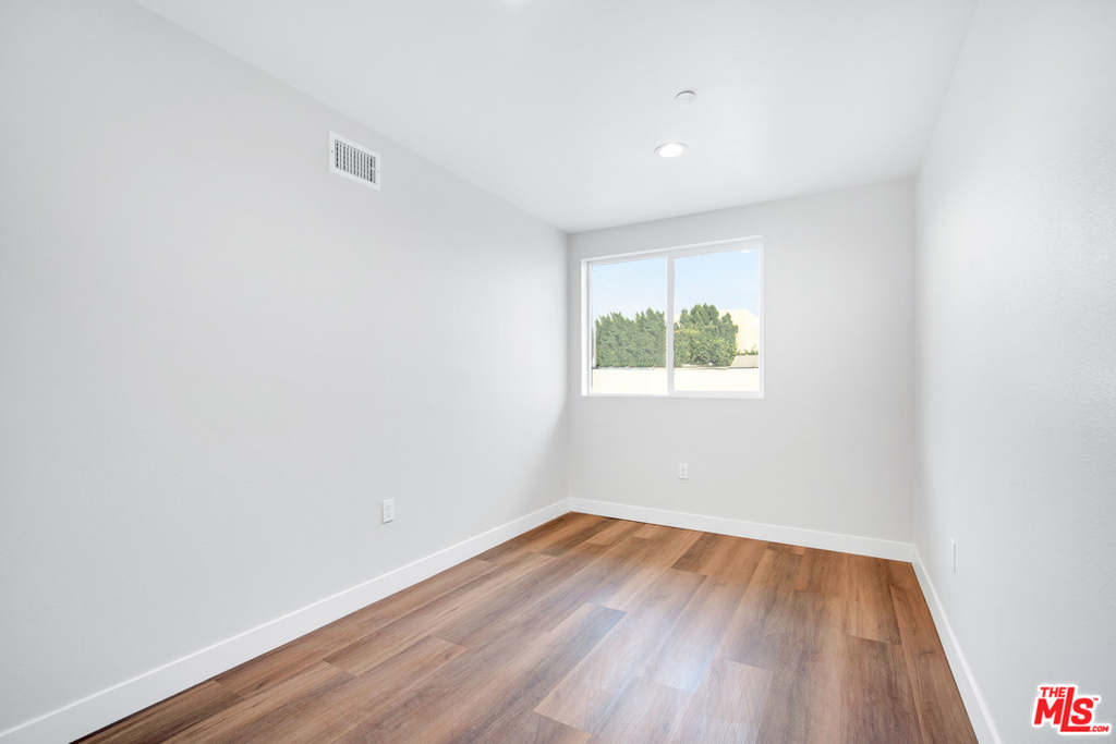 14711 Saticoy St - Photo 13