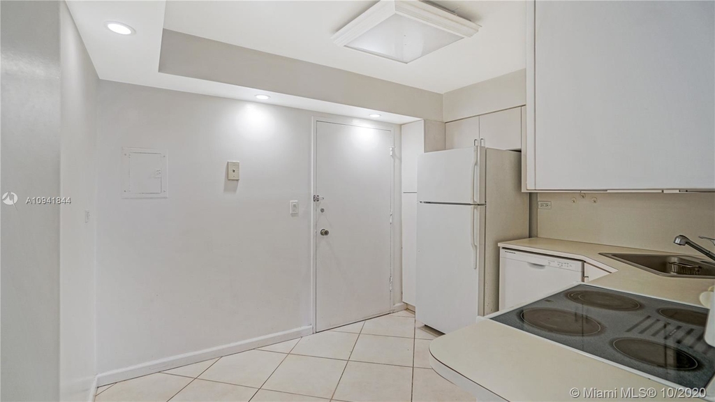 5555 Collins Ave - Photo 4