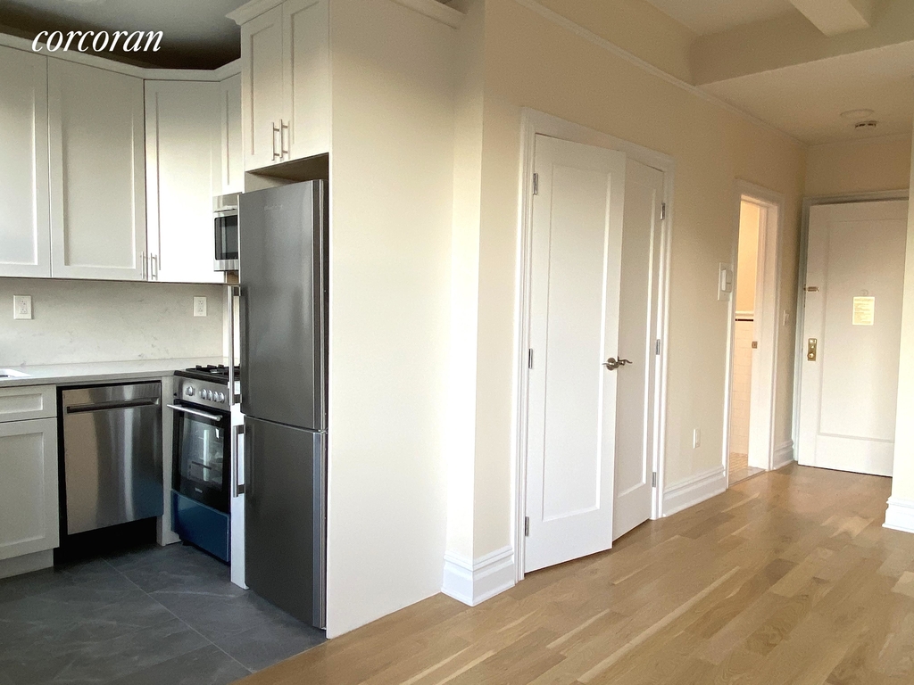 Gorgeous 1BR East Village apartment - Open views + Elevator - Laundry and more! - Photo 3