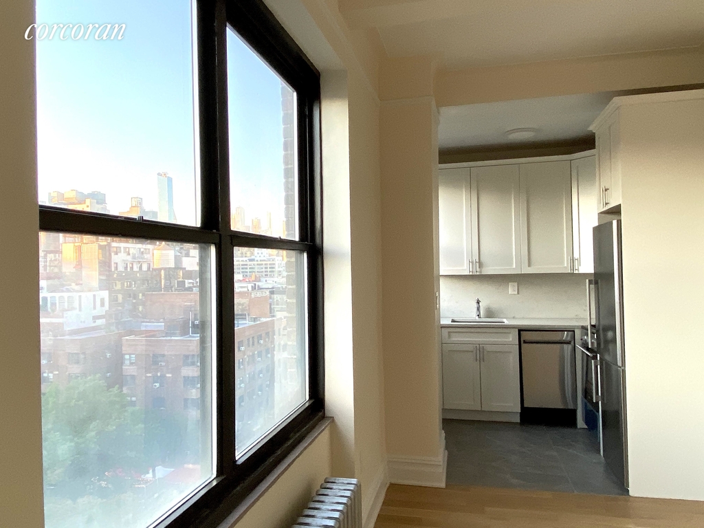 Gorgeous 1BR East Village apartment - Open views + Elevator - Laundry and more! - Photo 4