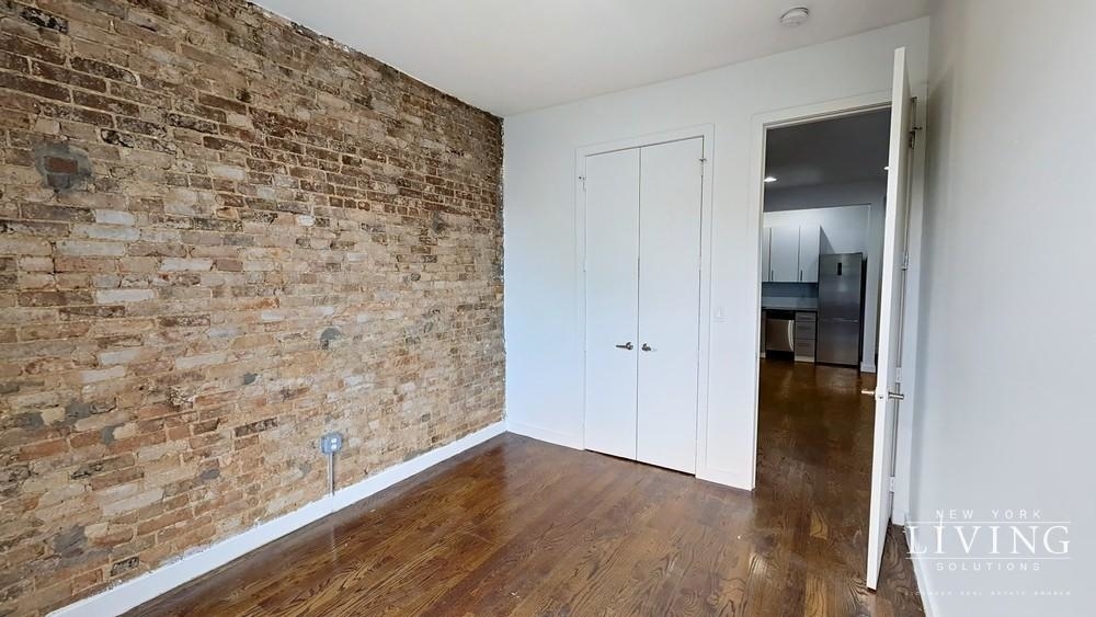 No Fee, true 2 bedroom w/ exposed brick - Photo 1