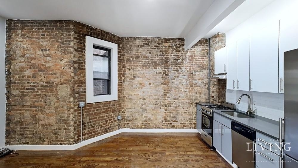 No Fee, true 2 bedroom w/ exposed brick - Photo 7