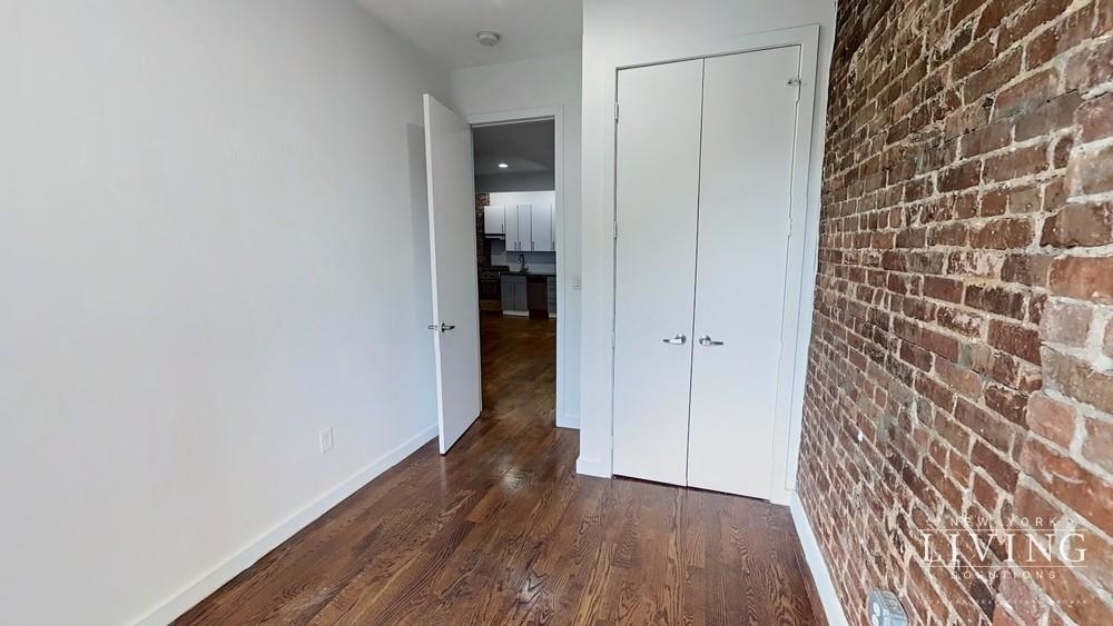 No Fee, true 2 bedroom w/ exposed brick - Photo 5